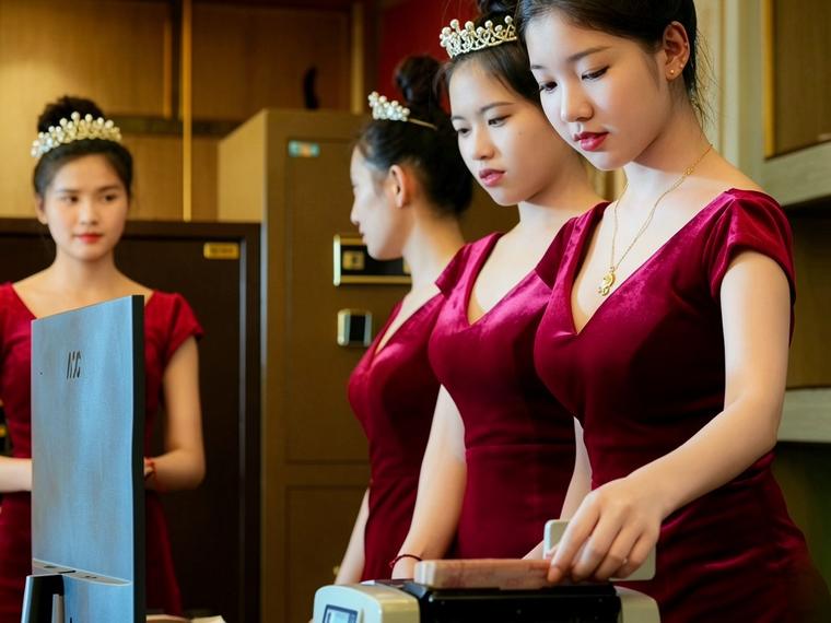 华纳万宝路客服中心业务骨干在客户接待现场解答问题