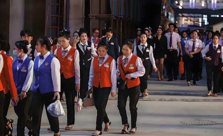 华纳万宝路公司客服团队成员统一着装上岗